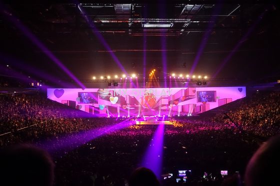 গুণমান 3D Holographic Projection System White Hologram Screen 80 Percent Transmittance কারখানা